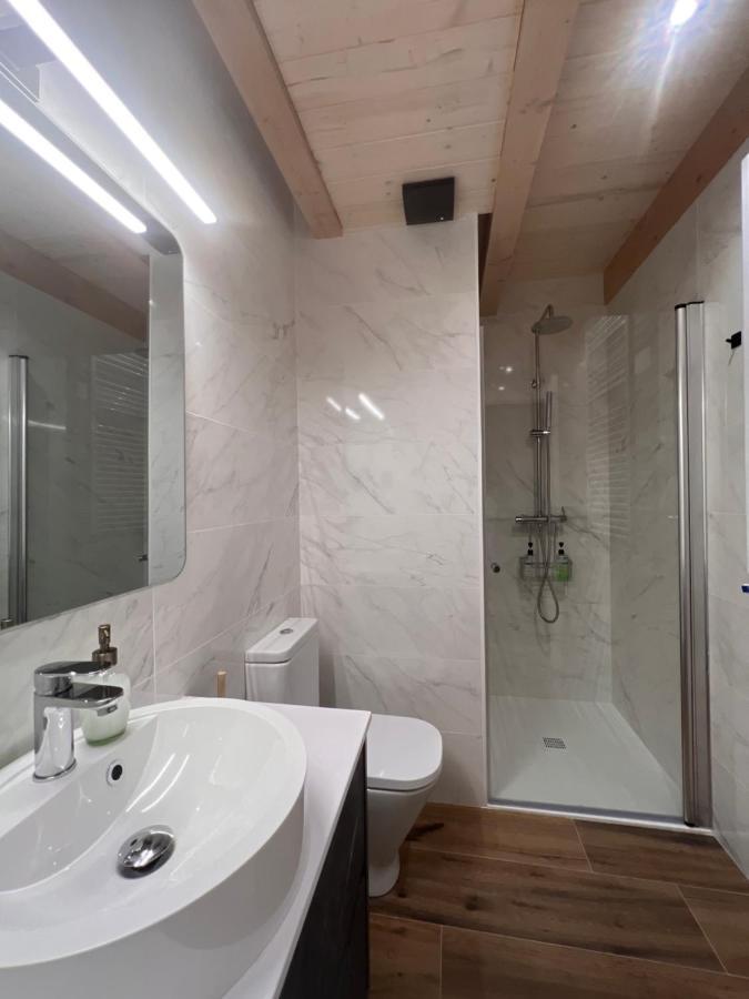 Apartamentos Turisticos: Tu Casa En Sahun Exteriör bild